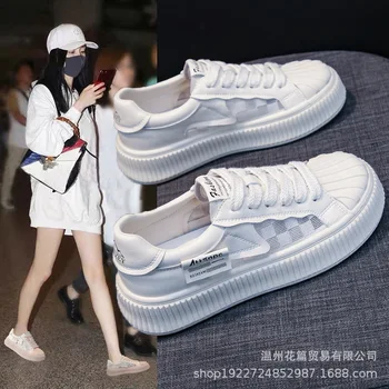 Дишащи малки бели обувки за жени 2023 Нова черупка главата случайни дебели еднолични дантела нагоре спортни обувки Универсални дантелени обувки