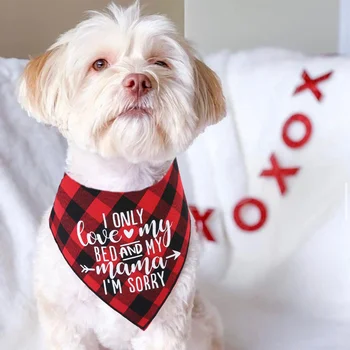 Обичам само леглото и мама СЪЖАЛЯВАМ Кученце Куче Bandanas Аксесоари за подарък за рожден ден на домашни любимци Червен кариран домашен любимец Куче Бандана шал